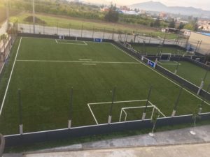 Superficie (46/32m) Il peut abriter un match seven (7/7 joueurs) Pelouse synthétique dernière génération